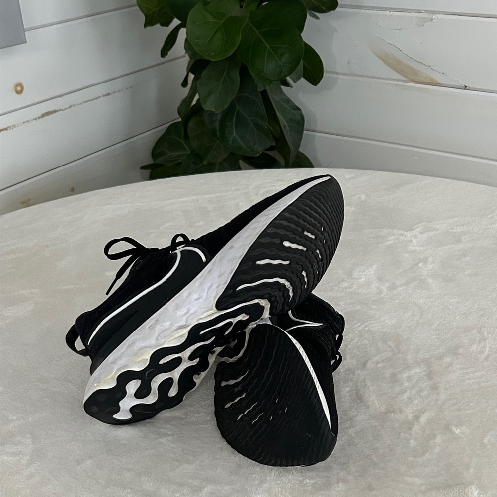 Nike React Women's Black and White Running Sneakers. Size 11. - Picture 9 of 10